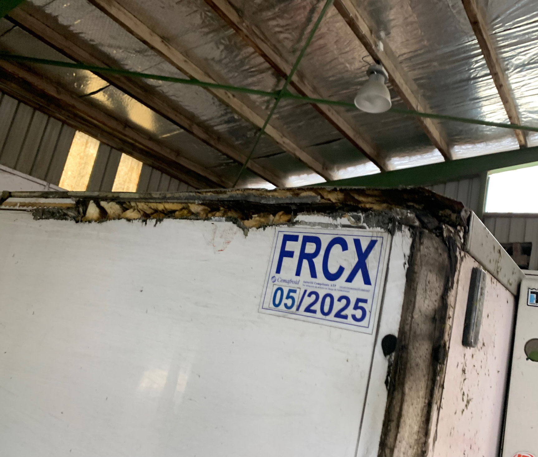 Camion frigorifique endommagé et confié à ACP Carrosserie Nouméa