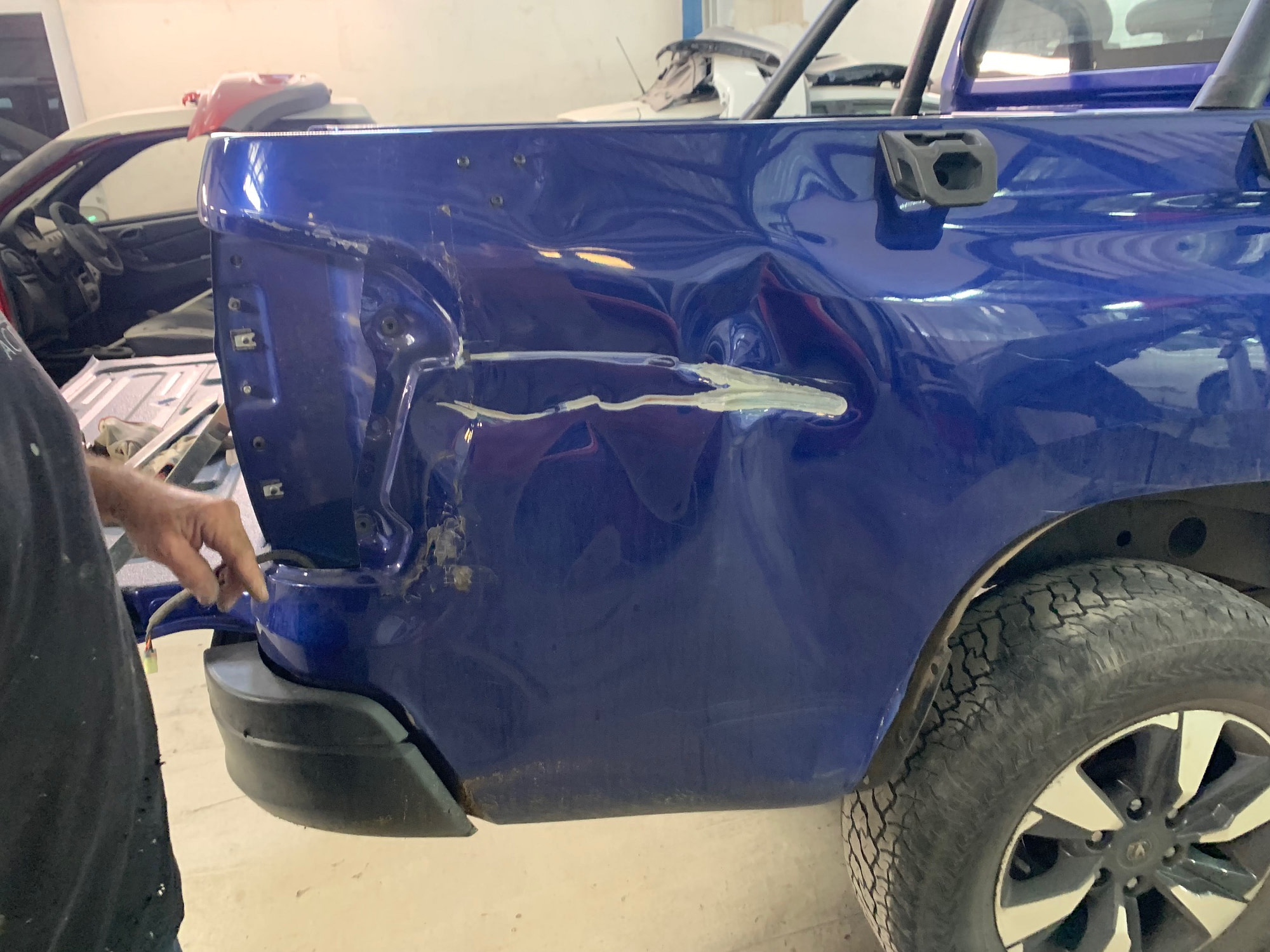 Pick-up bleu accidenté et confié à ACP Carrosserie Nouméa
